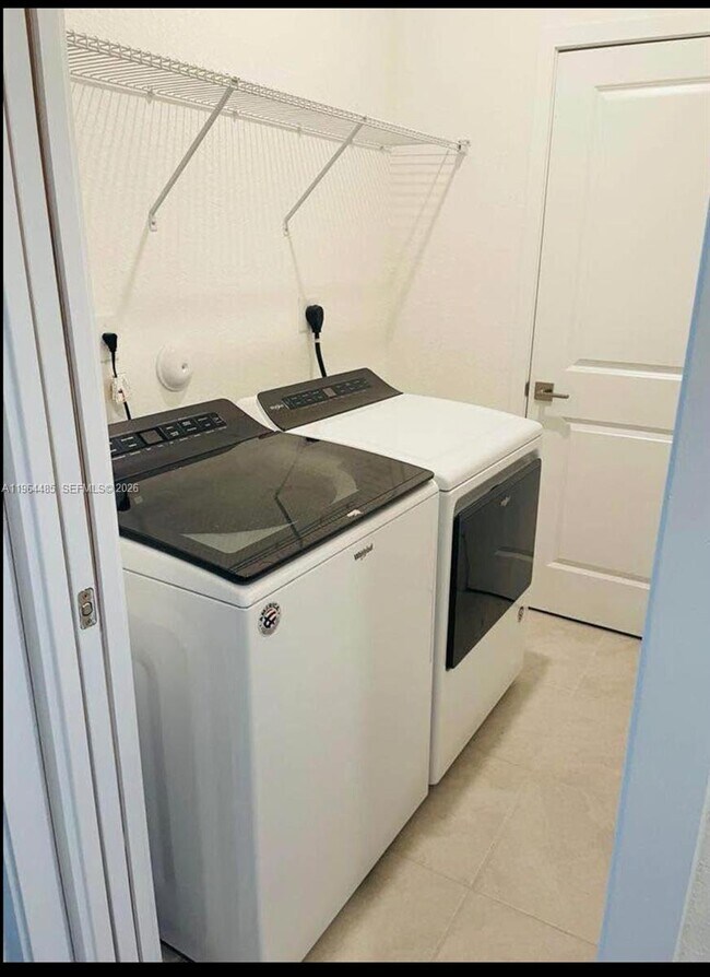 Building Photo - 557 NE 5th Pl