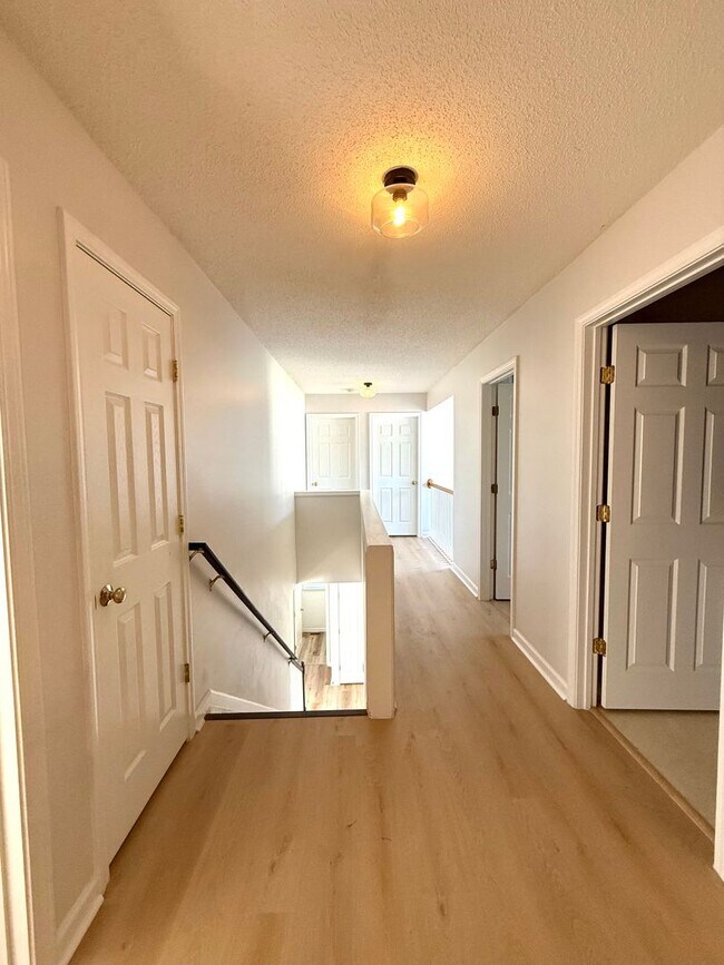 Building Photo - LOCATION!  Close to the outlet Malls and D...