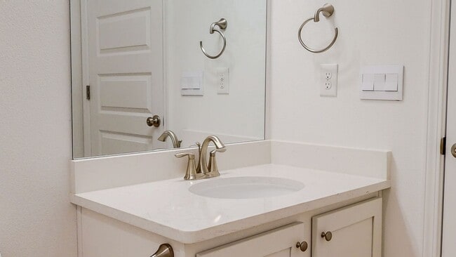 Building Photo - 4 Bedroom Home in Paradise Cove