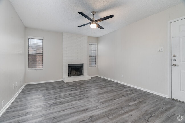 1BR, 1BA - 625SF - Living Room - Lakeland Apartments
