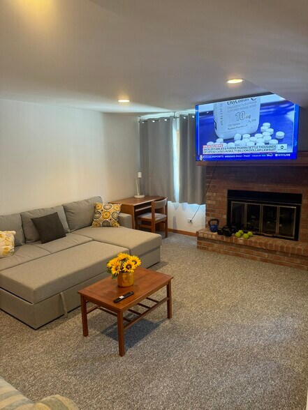 Building Photo - 7S485 Lynn Dr