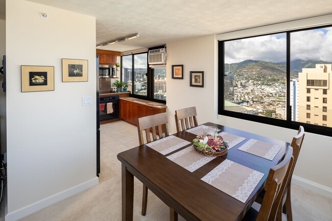 Building Photo - 2 bedroom, 2 Bath Condo with BEAUTIFUL Mountain, Ocean, and Diamond Head Views.