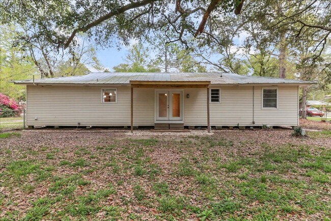 Building Photo - Completely Renovated 3 Bed 2 Bath home wit...