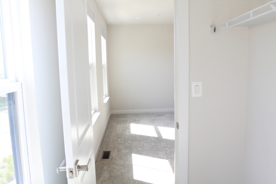 Master room - closet - 13274 Woodland Park Rd