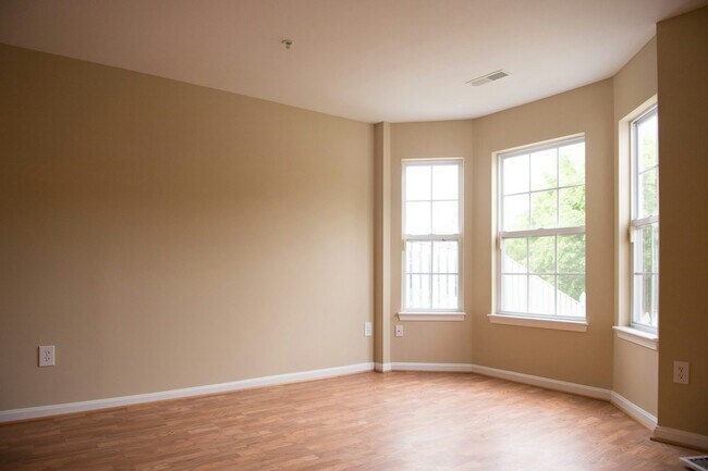 Building Photo - 173 Royalty Cir