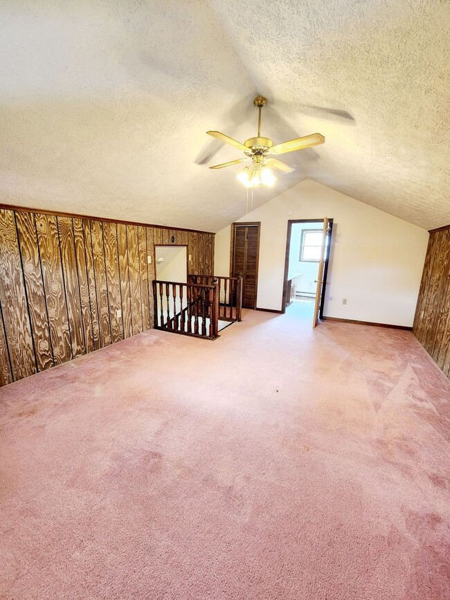 Building Photo - 2 Bed/ 1 Bath House Located Close to Both ...