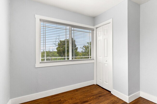 Building Photo - Spacious 4-Bed Oakland Apartment: Modern U...
