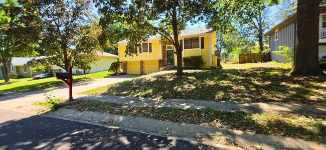 Building Photo - 500 SE Sherri Ln