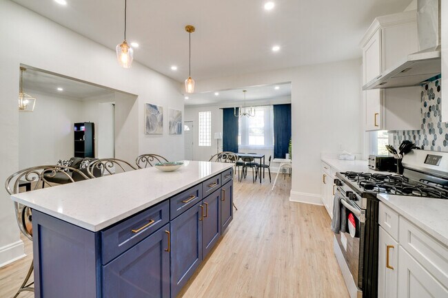 Building Photo - 2633 Broadway Ave