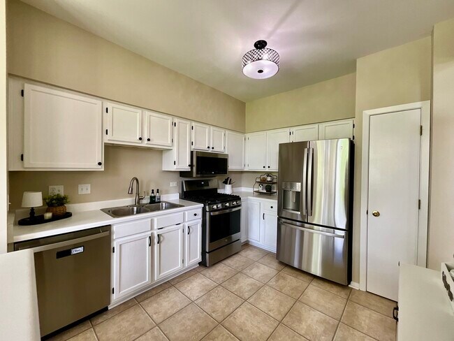 Building Photo - 547 Woodcrest Dr