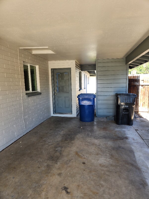 Building Photo - 650 E 3rd Ave