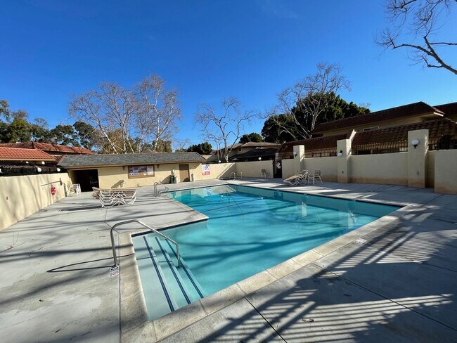 Building Photo - Beautiful 2+1.75 Upstairs Condo in Desirab...
