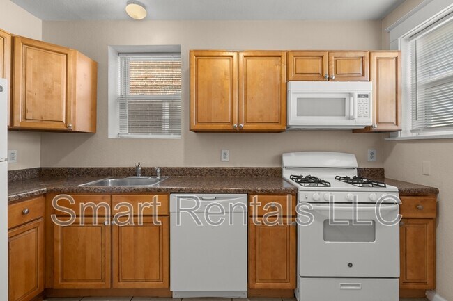 Building Photo - 5065 Lindenwood Ave