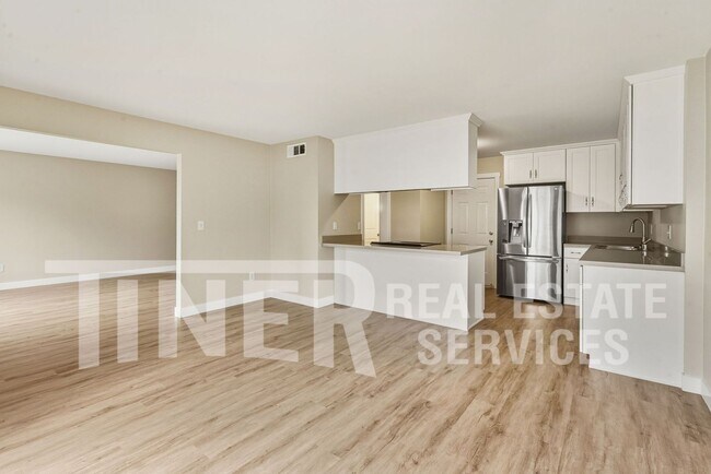 Building Photo - 6355 Villa Dr