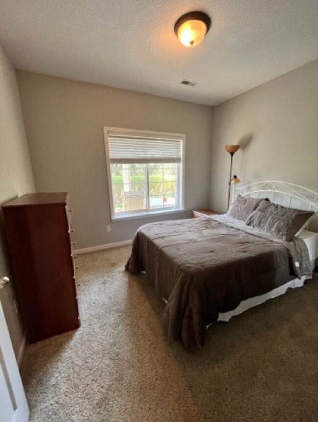 Building Photo - 3 bd. 2 ba Spencers Crest condo, N Columbi...