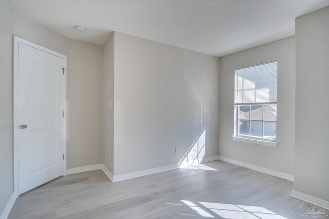 Building Photo - 1292 Wetherby Rd