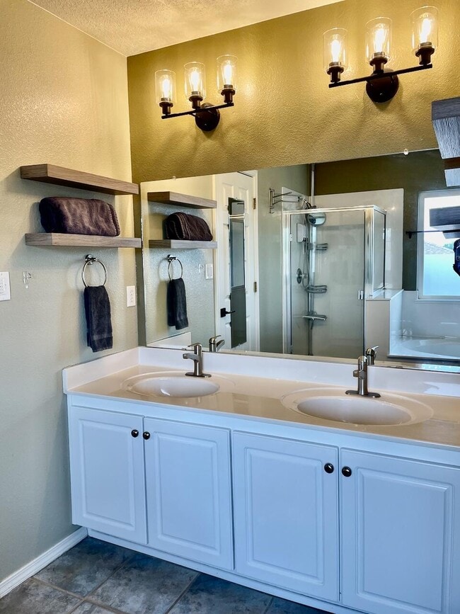 Building Photo - 12408 Mangas Trail NE