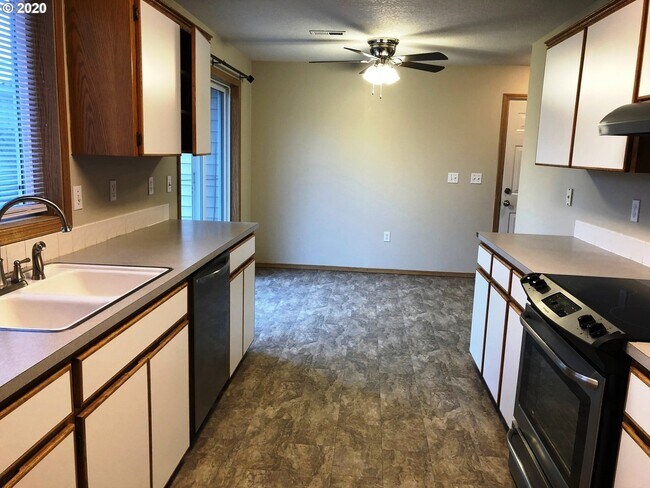 2-3b2b Kitchen1 - 16049 SE Caruthers St