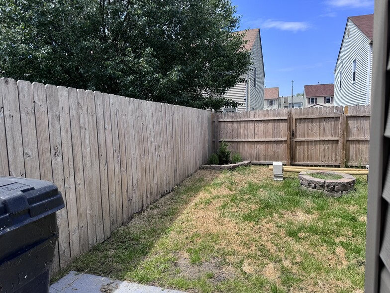 Building Photo - 1376 Battleford Dr