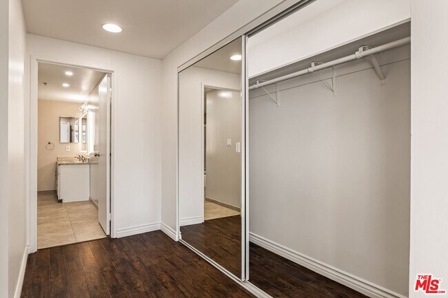 Building Photo - 727 S Ardmore Ave