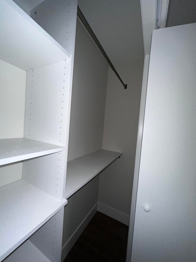 Building Photo - 114 S Lakeside Dr