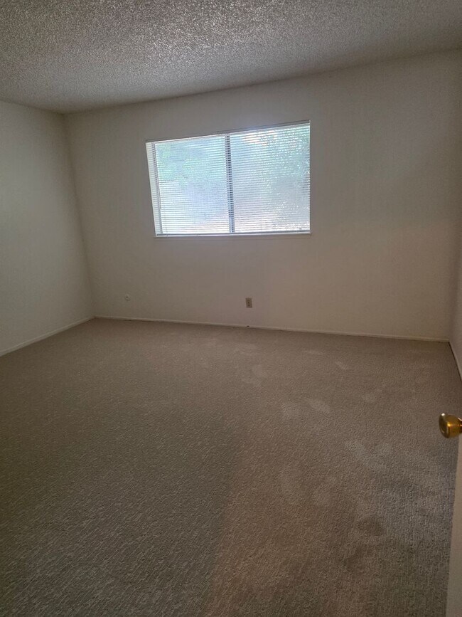 Building Photo - House: 3 Bedroom / 2 Bathroom - Loomis