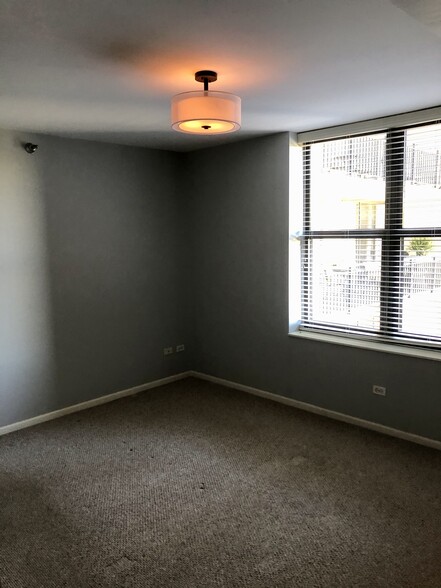 Large bedroom - 55 W Delaware Pl