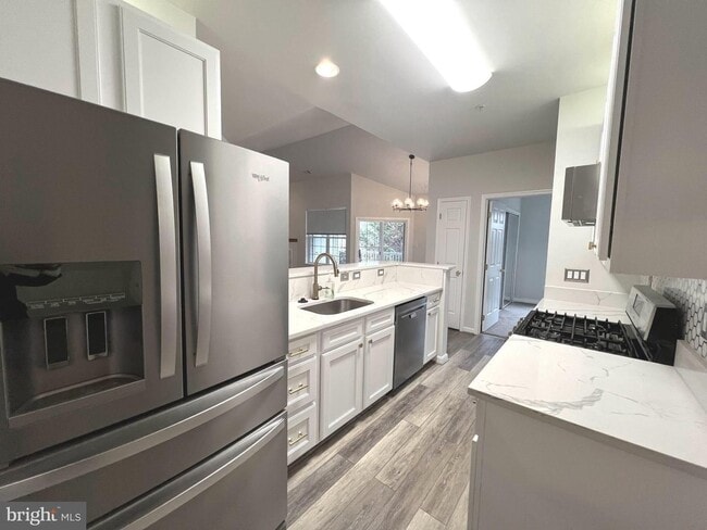 Building Photo - Gorgeous 2bd 2bth updated penthouse condo in sought after New Town community.