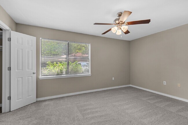 Building Photo - "Charming 2-Bed Townhouse Oasis in Shalimar !"