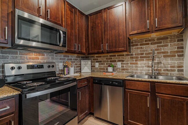 Building Photo - Move In Now & Enjoy 1 Month FREE!