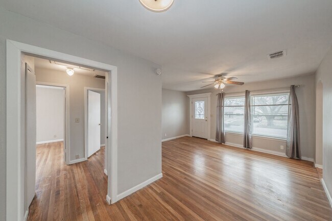 Building Photo - Updated home in Arlington Heights!