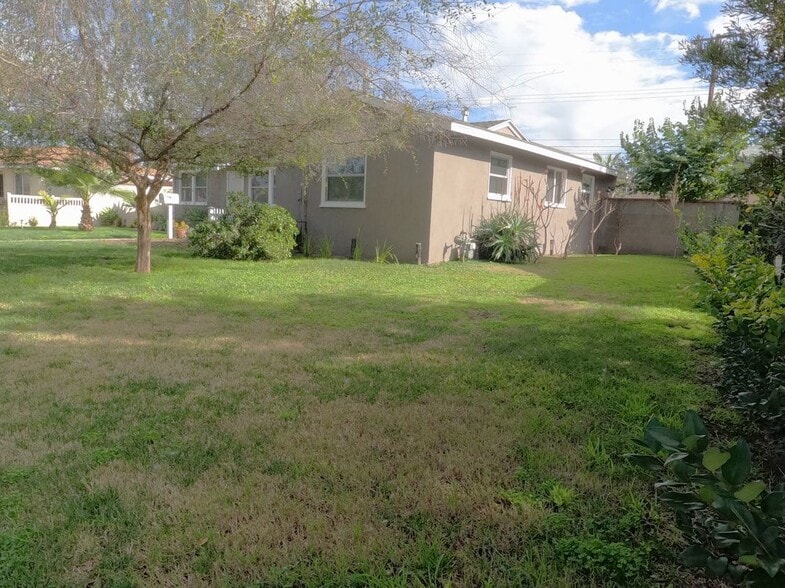 Building Photo - 906 S Gilbert St