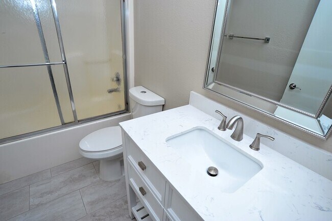 Building Photo - All tile 4 bedroom home in Oro Valley!