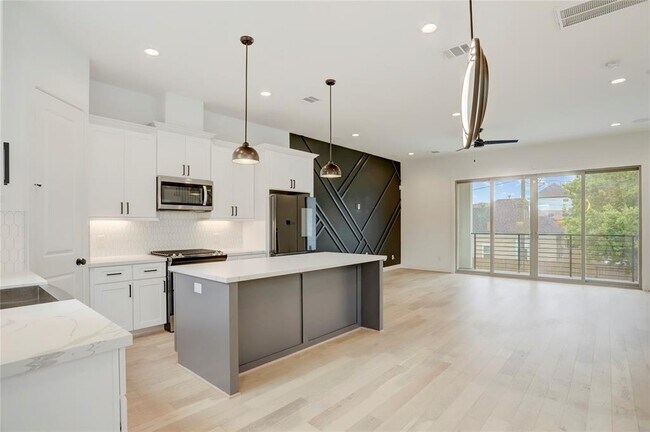 Building Photo - 2715 Drew St