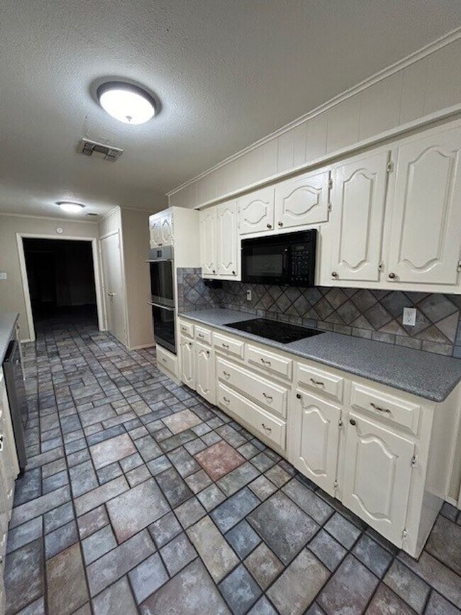 Building Photo - Spacious Midway ISD Home