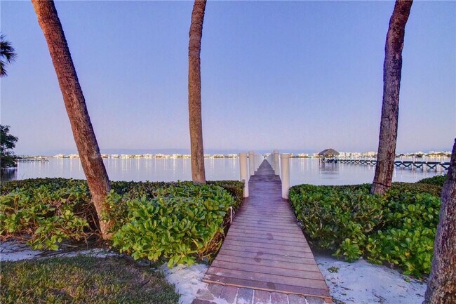 Building Photo - 1320 S Lakeside Dr
