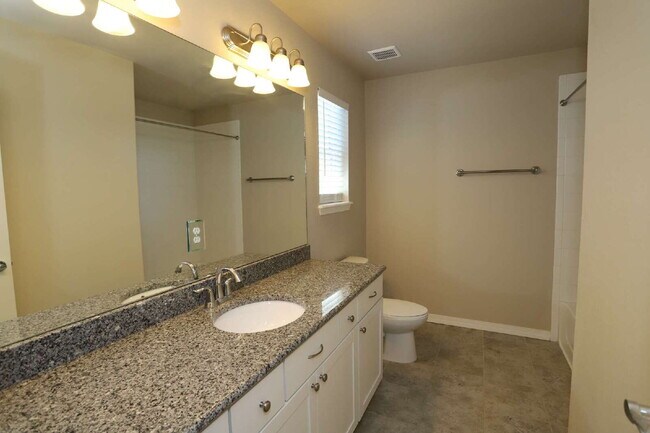 Building Photo - Beautiful 3-Bedroom Townhouse for Rent in ...