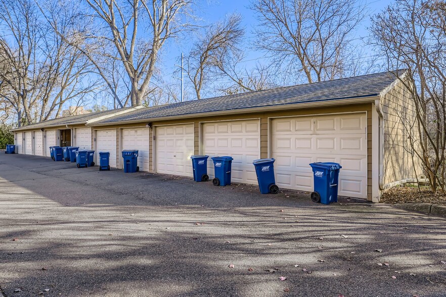 Building Photo - 2250 Ridge Dr