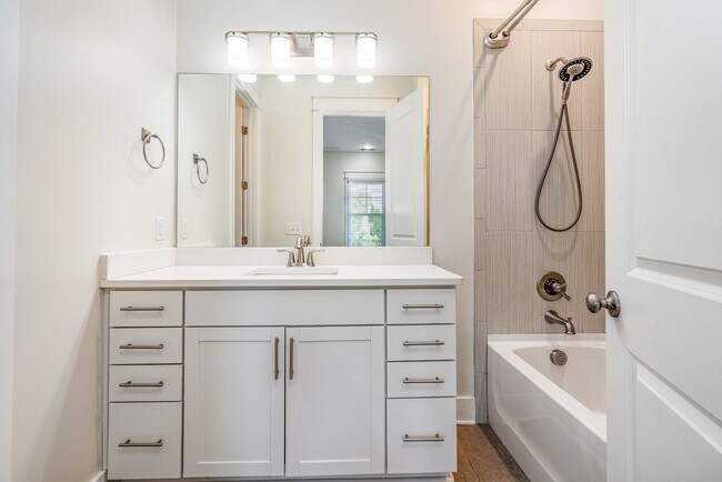 Building Photo - Stunning all one-level home in Hendersonville, TN!