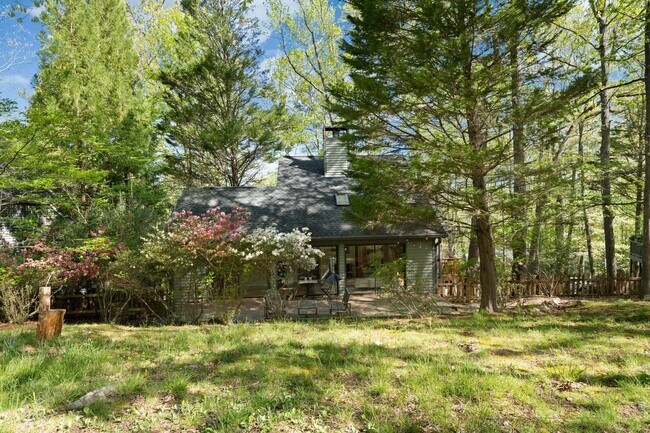 Building Photo - Stunning 3 Bedroom with a Beautiful View i...