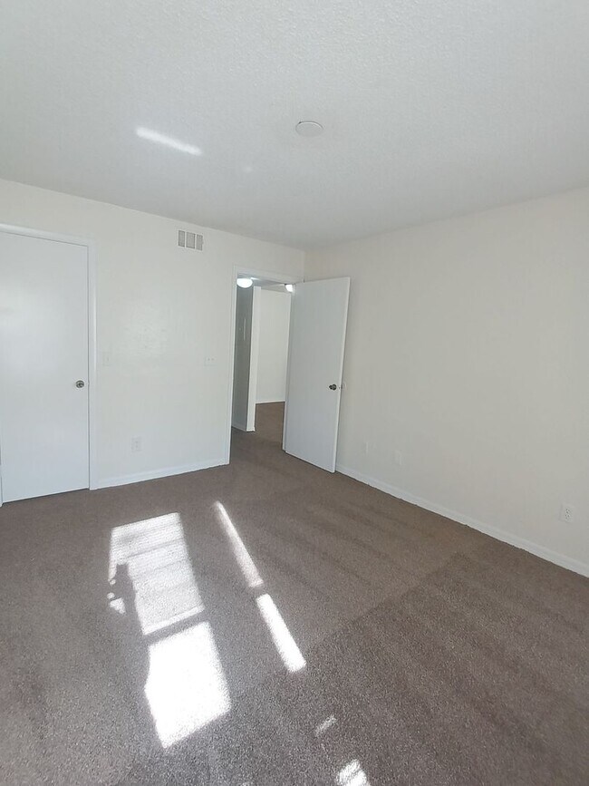 Building Photo - V1113