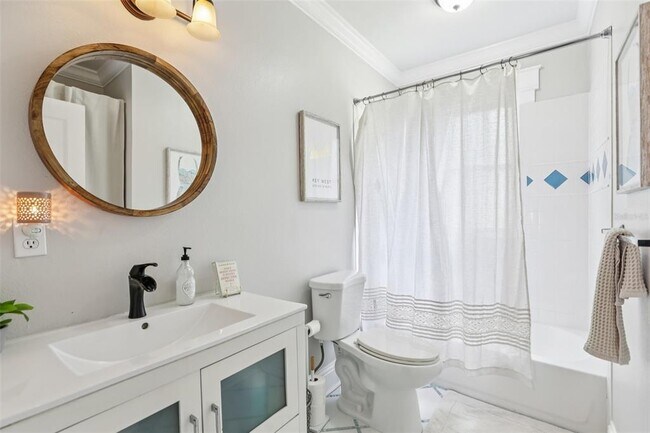 Building Photo - 712 E Caracas St