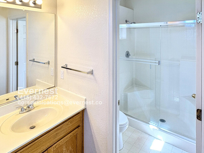 Building Photo - Gorgeous 3-Bedroom Home in a Prime Locatio...