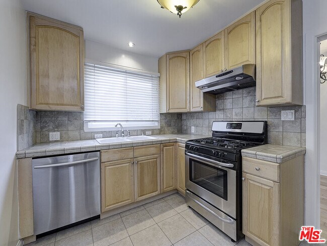 Building Photo - 1217 N Crescent Heights Blvd