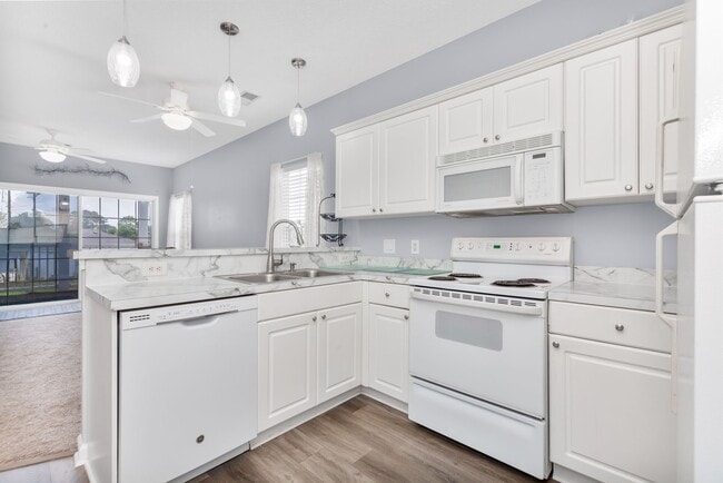 Building Photo - Cross Gate Villas - Perfect Location