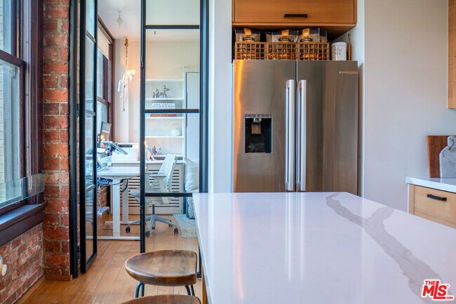 Building Photo - 460 S Spring St