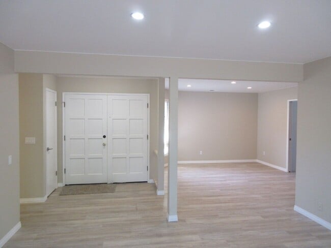 Building Photo - Three bedroom, two bath home located on a quiet cul-de-sac in desirable Bay View Heights