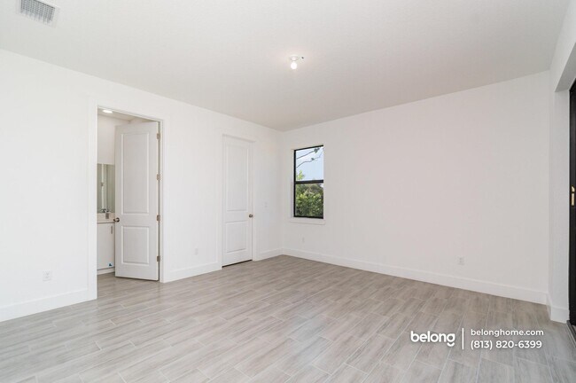 Building Photo - 15633 Lakeland Cir