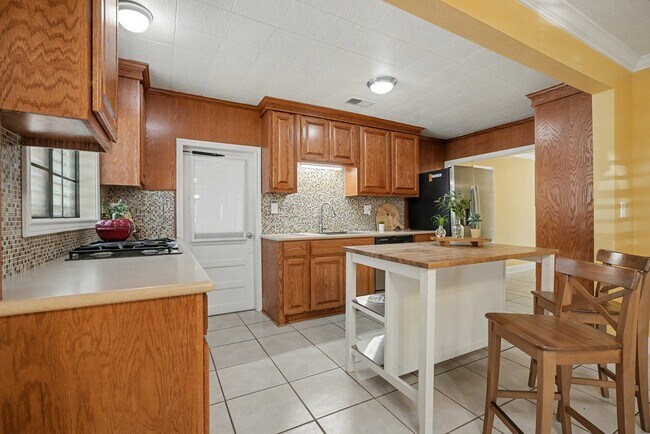 Building Photo - 130 San Fernando Dr