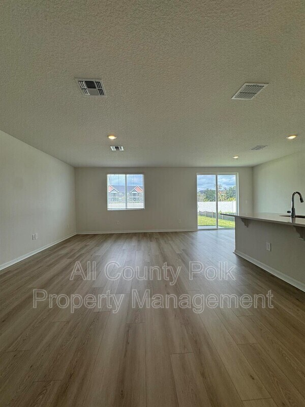 Building Photo - 2061 Rosewood Dr